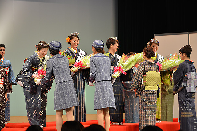 年に一度のイベント「南風原ふるさと博覧会」では琉球絣の素晴らしさをPRする「琉球かすりの女王」を選出するコンテストが開かれます。